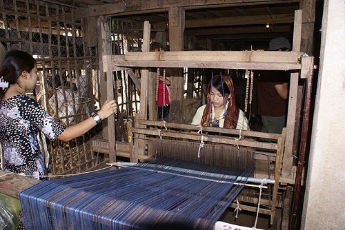 Difference Between Knitting and Weaving-1