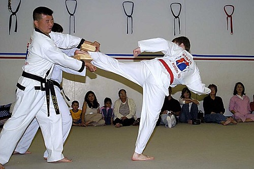 Difference Between Muay Thai and Tae Kwon Do-1