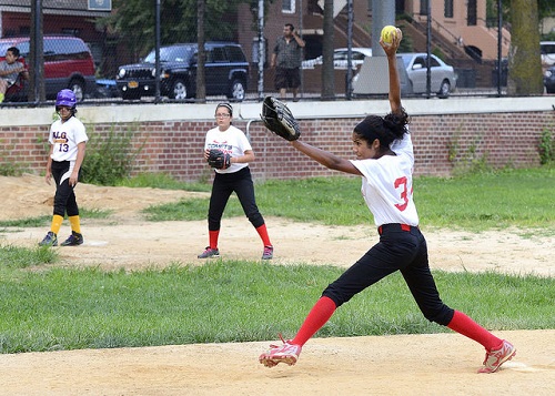 Difference Between Slow-Pitch and Fast-Pitch Softball-1