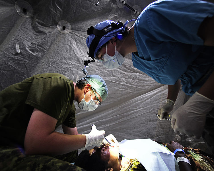 752px-Flickr_-_Official_U.S._Navy_Imagery_-_Canadian_army_dental_technician_administers_anesthesia_as_Royal_Australian_navy_dentist_observes