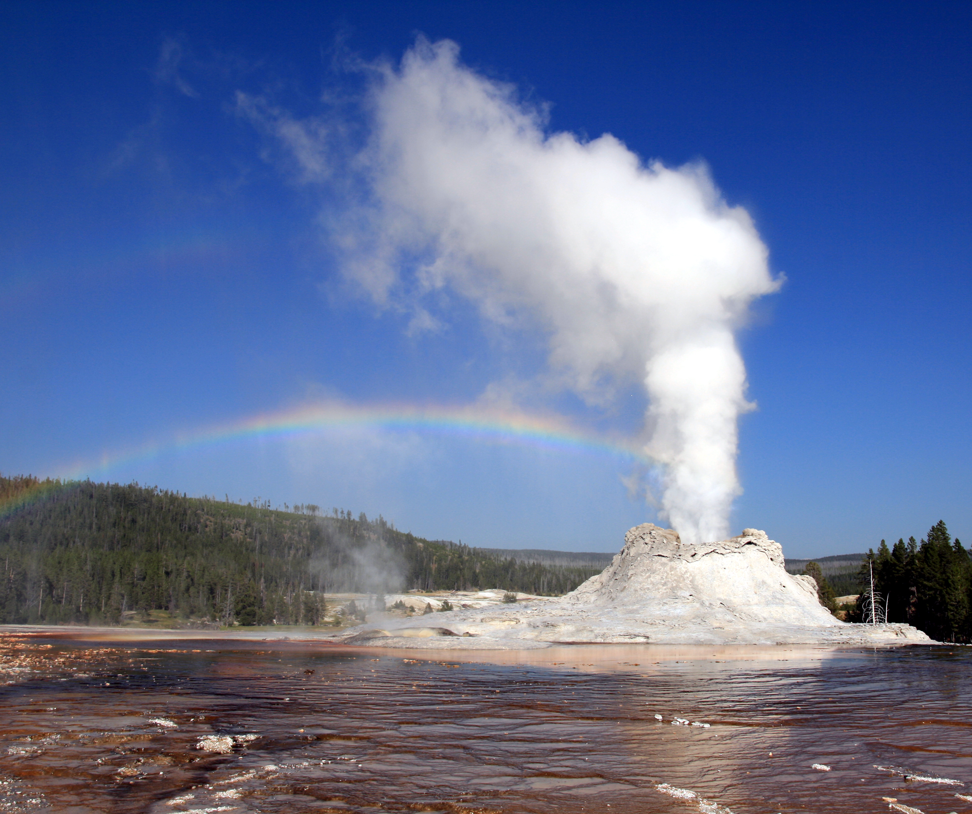 Steam_Phase_eruption_of_Castle_geyser_with_double_rainbow