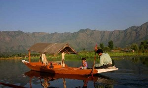 Kashmir_Dal_lake_boat