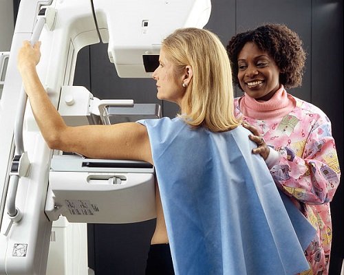 600px-Woman_receives_mammogram_(3)