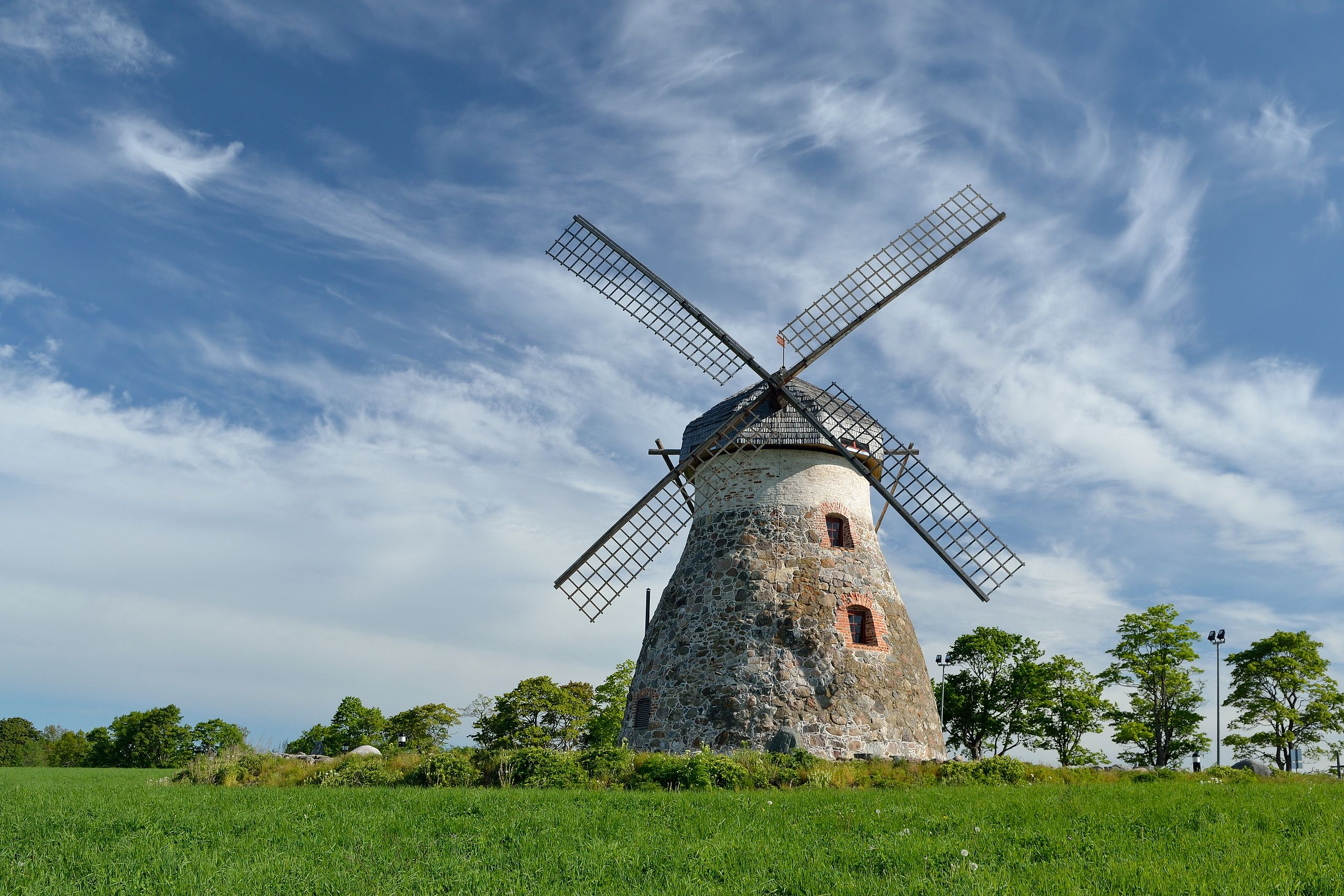 Difference between Windmill and Wind Turbine
