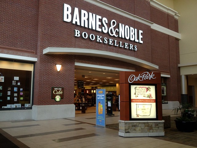 Difference Between Amazon and Barnes and Noble.