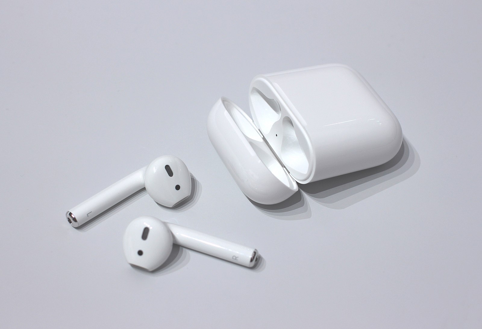 Difference Between AirPods 1 and AirPods 2