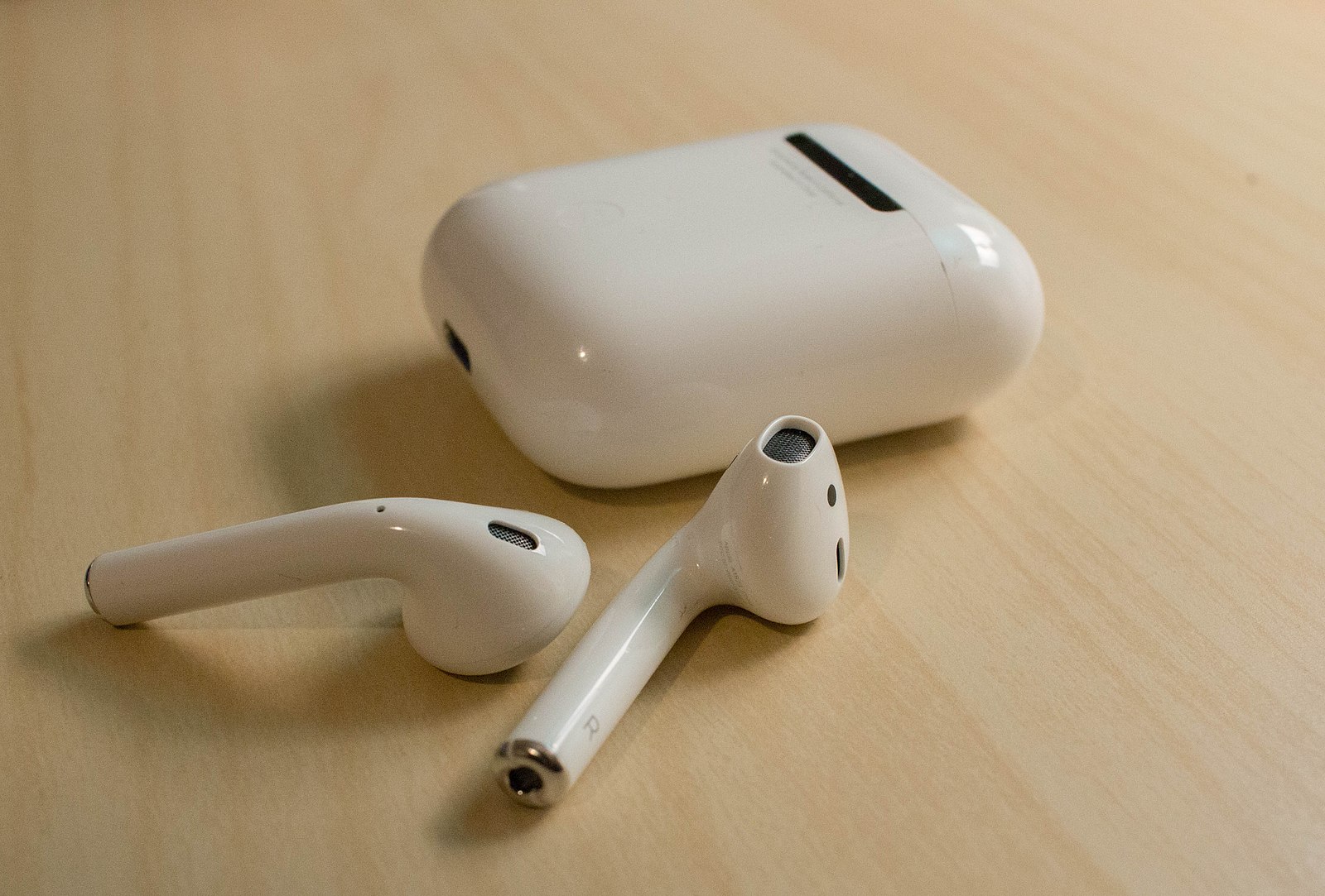 How to Tell the Difference Between AirPods 1st and 2nd Generation -  History-Computer